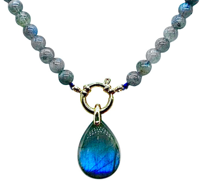 Collier Boule en Labradorite & Attache Bouée Dorée – Pendentif Élégant