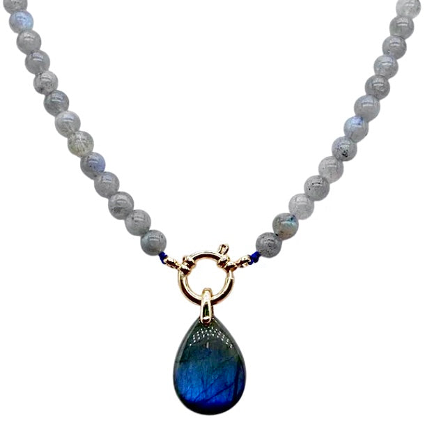 Collier Boule en Labradorite & Attache Bouée Dorée – Pendentif Élégant