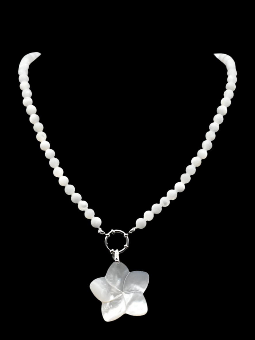 Collier perles de nacre et pendentif fleur de Monoï - Attache bouée acier  inoxydable