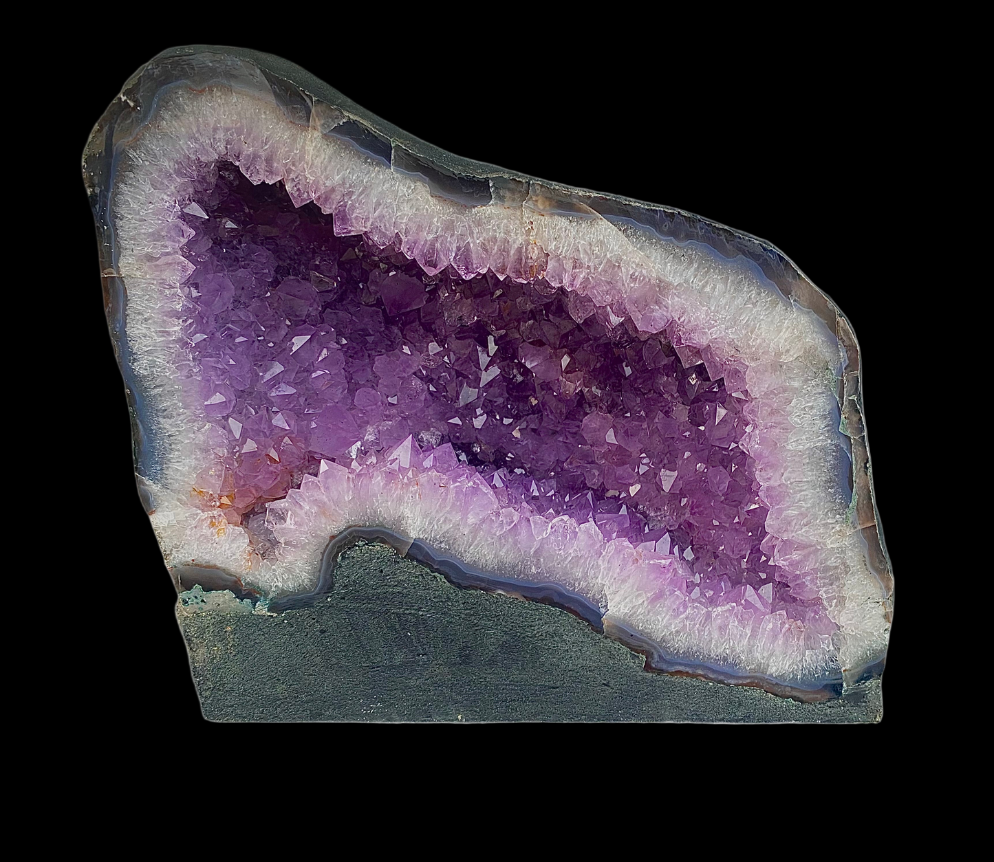 Géode d’Améthyste du Brésil – Beauté, Énergie et Harmonie Naturelle