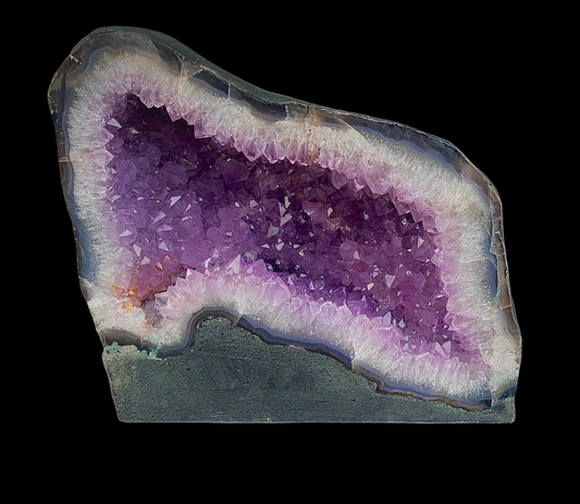 Géode d’Améthyste du Brésil – Beauté, Énergie et Harmonie Naturelle